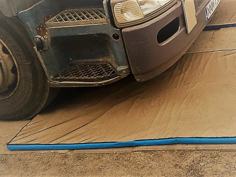 Mata dezynfekcyjna przejazdowa 120x300 pod samochodem ciężarowym