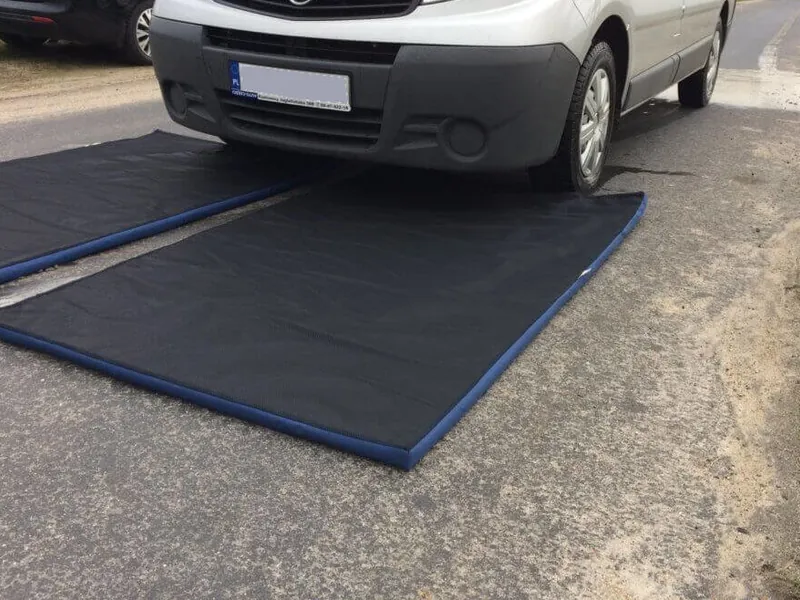 Mata dezynfekcyjna przejazdowa 60x100 przed samochodem